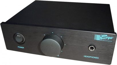 Hovedtelefon-forstærker Ergo AMP 1, set forfra, rektangulært sort kabinet, drejeknap til venstre, hovedtelefonstik til højre, hvidt logo og hvid skrift