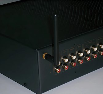 Atoll Elektronik WiFi-udvidelseskort med 8 forgyldte RCA-stik på et sort kabinet, set bagfra i nærbillede