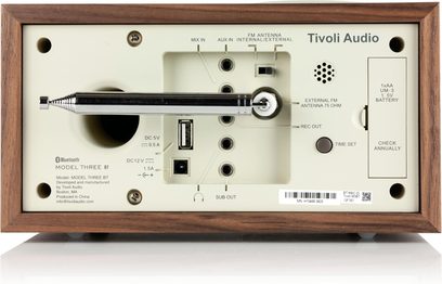 Două radiouri de birou Tivoli Model Three BT din lemn de nuc/bej, antenă telescopică, porturi AUX, USB 5V, DC și priză FM