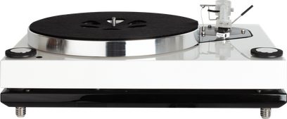 Gramofon Roksan Xerxes 20 Plus v bílém laku, pohled shora, namontované rameno, matný černý talíř