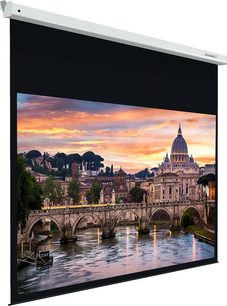 Rozvinuté motorové projekční plátno Lumene Embassy HD 300C zobrazující fotografii baziliky svatého Petra v Římě při západu slunce