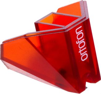 Läpikuultava punainen kolmionmuotoinen Ortofon Stylus 2M Red -äänirasian neula, timanttipiikki, valkoisella taustalla