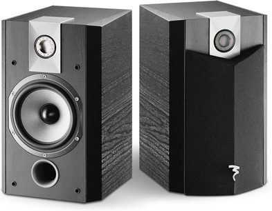 Focal Chorus 705 V sorte bogreolhøjttalere, set forfra og 3/4 bagfra, mørke trækabinetterne, sølvfarvede højttalerenheder