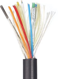 Cablu optic HDMI 2.1 pro Inakustik 5m, manta neagră, fibre optice multicolore, vedere apropiată a unui capăt tăiat