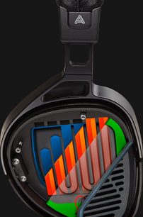 Sluchátka Audeze Sine Deluxe, detailní pohled zepředu. Černý hlavový most se stříbrným logem „A“. Černé náušníky s vícebarevnými mřížkami.