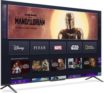 TCL 50C721-fjernsyn, der viser Disney+-grænsefladen med forhåndsvisning af Star Wars-, Marvel-, Pixar- og National Geographic-serier