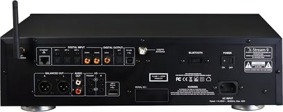 Advance Paris X-Stream 9 netværksaudioafspiller, set forfra, sort front med knapper og stik, blåt display