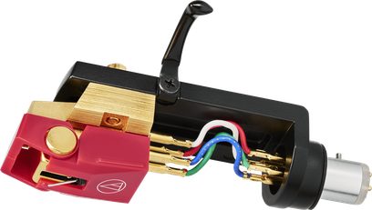Аудіоголовка Audio Technica AT-VM740xML/H, встановлена на тонарм, вид злегка зверху, корпус з червоного пластику з золотистим металевим вставкою, видимий чорний кантилевер, чорний металевий тонарм з важільним механізмом, багатокольорове внутрішнє проводження та сріблястий роз'єм