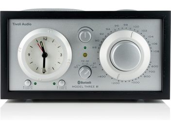 Radio da tavolo Tivoli Model Three BT in legno di frassino nero, frontale argento, vista frontale, orologio analogico e grande quadrante FM/AM
