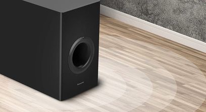 Panasonic SC-HTB510EGK sort soundbar, set forfra, på gulv med imitation parketgulv, cylindrisk basrør til højre