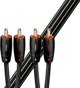Čtyři černé a červené RCA konektory Audioquest Tower v řadě s černě pruhovanými kabely na bílém pozadí
