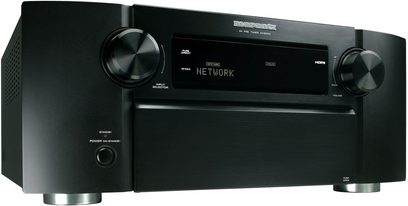 Marantz AV8003 zwarte audio-videoversterker, vooraanzicht, met twee draaiknoppen en een centraal LCD-scherm waarop "NETWORK" wordt weergegeven