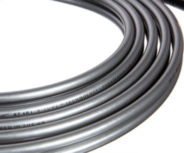 Černý kabel stočený do spirály, nápis „QED Reference XT40i x-tube technology loudspeaker cable“ na plášti