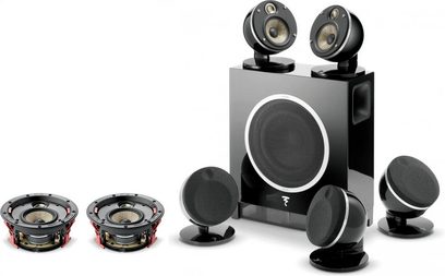 Focal Dôme Flax 5.1.2 sort højttalerpakke: 5 sorte kugleformede højttalere på stativer, sort kubisk subwoofer
