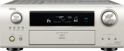 Denon AVR-4310 sølvfarvet hjemmebiograf-forstærker, set forfra, blå "Dolby TrueHD"-skærm, knapper og stik på forsiden