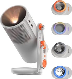 XGIMI MoGo 4 Laser cylinderformet videoprojektor i hvid og grå plast og metal, set fra venstre side på sin drejelige, gennemsigtige fod med orange detaljer, oplyst frontlinse, perforeret højttalergitter, synlige USB- og HDMI-porte, ledsaget af fire øverste vignetter, der viser forskellige farvede ringe omkring linsen