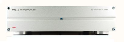 Nuforce Stereo 8.5 sølvfarvet effektforstærker, set forfra, to knapper og blå indikatorlampe på frontpanelet