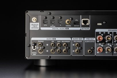 Denon PMA-900HNE svart hi-fi stereoanlegg, nærbilde forfra av bakpanelet med digitale og analoge lydkontakter