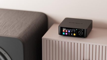 Аудіостример EverSolo чорного кольору з кольоровим екраном і регулятором гучності, вигляд у три чверті
