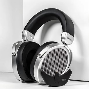 Auriculares inalámbricos Hifiman Deva Pro con transductores plateados, almohadillas negras y diadema de cuero sobre fondo blanco