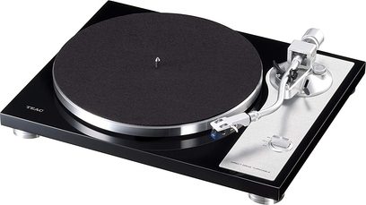 Hi-fi pladespiller TEAC TN-4D-O sort, set ovenfra i 45° vinkel, mat sort pladetallerken, sølvfarvet tonearm