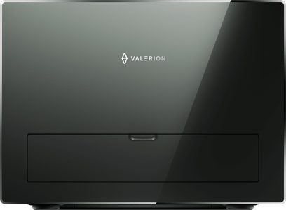 Videoproiector Valerion VisionMaster Pro 2 negru, carcasă din plastic neted cu finisaj lucios, vedere din față cu logo centrat și trapă dreptunghiulară inferioară prevăzută cu o adâncitură