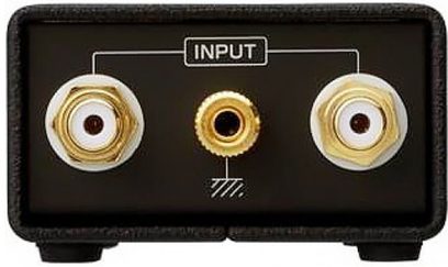 Transformator für Plattenspieler ST-M25, Vorderansicht, 2 vergoldete RCA-Anschlüsse, 1 vergoldeter Mittelanschluss, Etikett "INPUT"