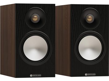 Paar Monitor Audio Bronze 50 7G boekenplankluidsprekers in hout met notenhoutafwerking en zwarte geaderde voorkant, gouden tweeter beschermd door een honingraatgrille op een zwarte hoorn boven een zilveren woofer, drie-kwart voorzijde weergave