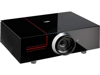 Vidéoprojecteur SIM2 CRYSTAL 4Sh noir brillant, objectif à bague argentée et grilles latérales, vu de trois quarts