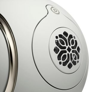 Głośnik DEVIALET Phantom Ultimate Light Pearl, obudowa biała matowa, metalowy pierścień polerowany, ażurowe kratki, zbliżenie boczne