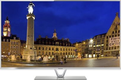 Panasonic TX-L60DT60E TV-skærm, der viser et oplyst europæisk bytorv om natten