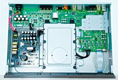 Vista interior de un reproductor de Blu-ray OPPO BDP-93EU desmontado, mostrando los circuitos electrónicos y componentes en un chasis metálico