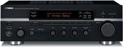 Amplificador de alta fidelidad estéreo Yamaha RX-497 negro, vista frontal, pantalla digital roja, botones y perillas de ajuste plateados