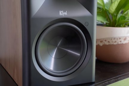Klipsch-Subwoofer in Schwarz und Nussbaum, großer runder Frontlautsprecher, Vorderansicht