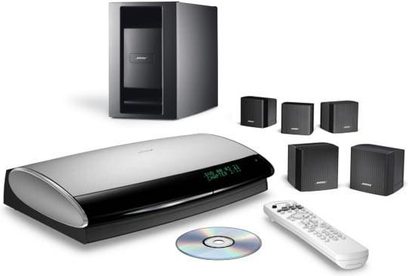 System kina domowego Bose Lifestyle 18 składający się z odtwarzacza DVD, 5 czarnych głośników sześciennych i subwoofera