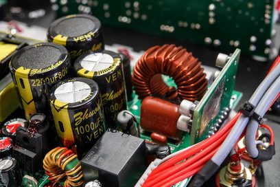 Elektroniske komponenter i Velodyne Deep Blue 10 baskabinettet: kondensatorer, spoler og grønne og røde printplader
