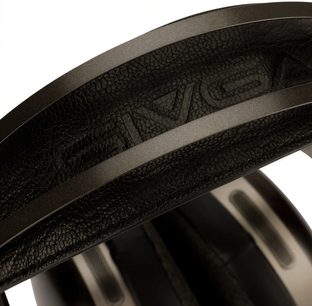 Sivga Peng hifi-hoofdtelefoon in close-up met de zwarte getextureerde dubbele hoofdband en de zwarte oorkussens