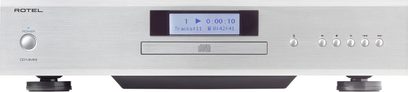 Forsiden i børstet sølvmetall på en Rotel CD14 MKII CD-spiller, med runde knapper og blå LCD-skjerm