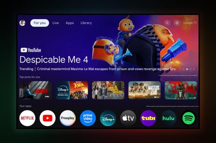 Скляний чорний телевізор, вид спереду, з інтерфейсом Google TV, банером «Нікчемний я 4» та рядом піктограм застосунків