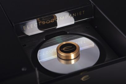 CD přehrávač Electrocompaniet EMC-1 UP MKV v černé barvě, detailní pohled na čelní panel se zlatým logem a vloženým CD diskem