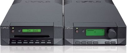 To Cyrus CD6 og 6XP CD-afspillere i sort, forfra, med grønne displays, knapper, nærbillede