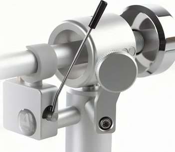 Stříbrné ramenko pro gramofon ClearAudio Concept Pack Silver Edition, detail hliníkové konstrukce se závažím a pákou