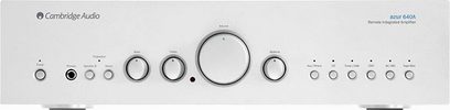 Frontpanel på en Cambridge Audio 640A V2 stereo hi-fi-forstærker med knapper, drejeknapper og stik set forfra på grå baggrund