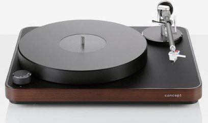 Gramofon Clearaudio Concept z ciemnego drewna, ramię i wkładka, matowa czarna taca, widok z góry 3/4 z przodu po prawej stronie