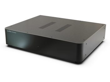 Conditionneur secteur IsoTek V5 ELEKTRA noir, boîtier rectangulaire, surface supérieure avec 2 grilles d’aération, angle de vue en perspective