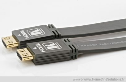 To sorte flade HDMI-kabler fra Kramer Electronics på 1 m med forgyldte stik, set ovenfra