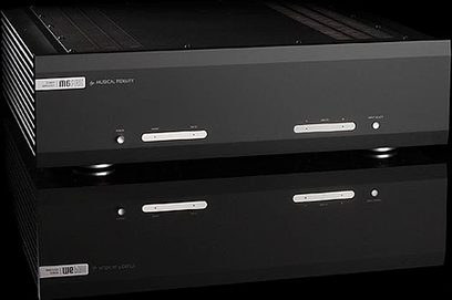 Musical Fidelity M6PRX sort effektforstærker, frontvisning, to enheder stablet, sorte frontpaneler med sølvfarvede knapper