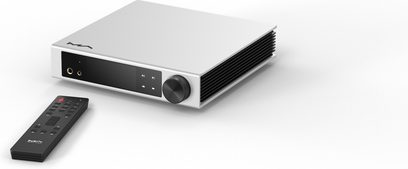 Lettore audio di rete Matrix Audio Element i2 in alluminio bianco satinato, vista tre quarti anteriore, pannello frontale nero in vetro con doppio jack per cuffie, pulsanti touch integrati e ampia manopola a destra, lato con alette di raffreddamento nere, telecomando nero coordinato posizionato a sinistra
