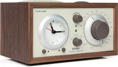 Radio de birou Tivoli Model Three BT nuc/bej, cu ceas integrat, buton mare de sintonie, vedere 3/4 față stânga