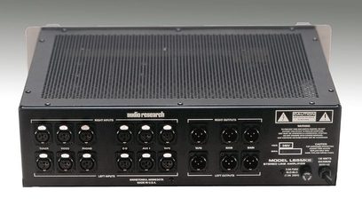 Audio Research LS5 MKIII sort stereoforstærker, frontvisning med knapper, stik og ventilationsgitter